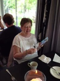 Kerstin lyfter glaset